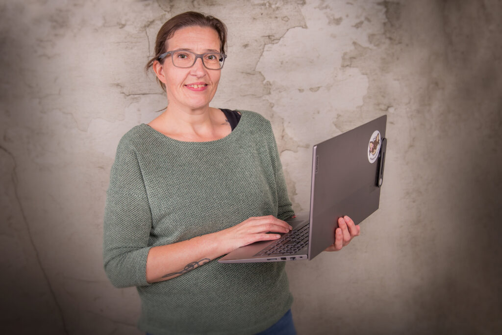 Ann van Diggiehippie, webdesign expert, aan het werk met laptop voor professioneel webdesign
