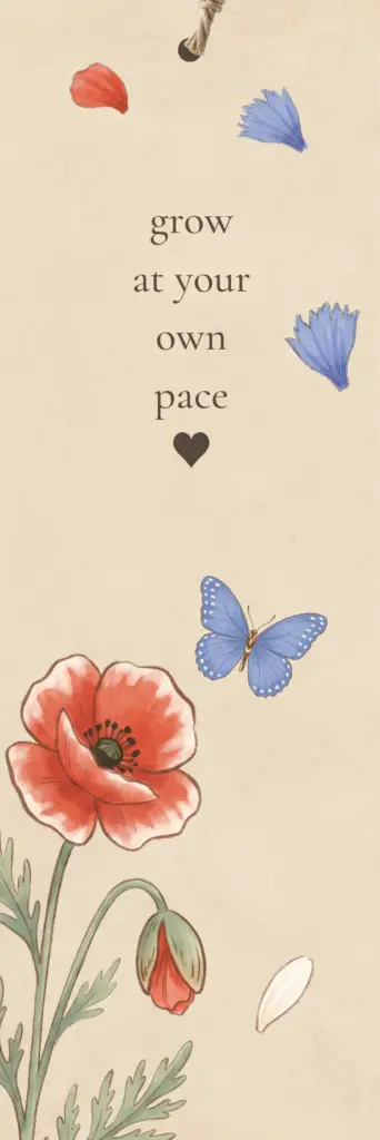 Boekenlegger met een rode klaproos, blauwe vlinder en losse bloemblaadjes op een crème achtergrond. De tekst luidt: ‘grow at your own pace’.