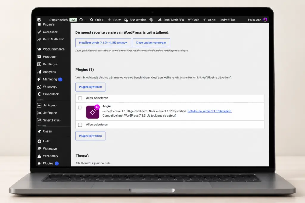 Laptop met WordPress-dashboard en een beschikbare plugin-update