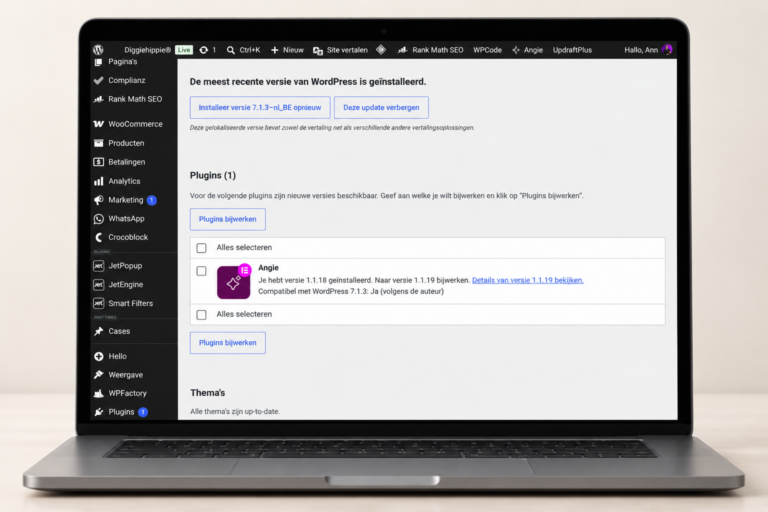 Laptop met WordPress-dashboard en een beschikbare plugin-update